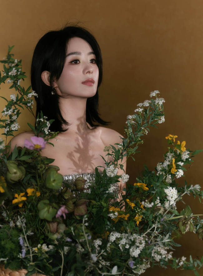 赵丽颖穿珠片刺绣裙精致靓丽 被鲜花簇拥明媚优雅