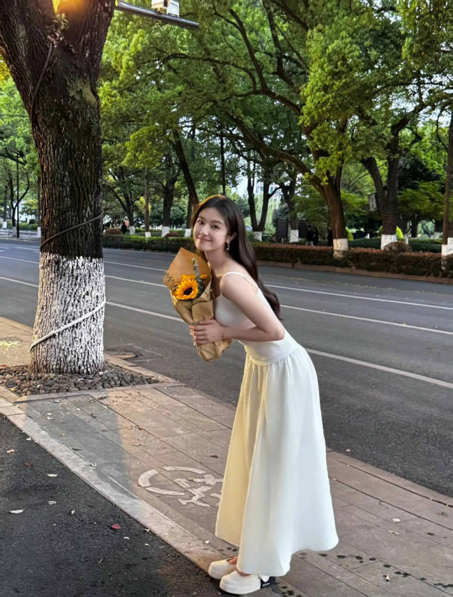 李兰迪穿小白裙变清纯白月光 手持向日葵温柔浅笑