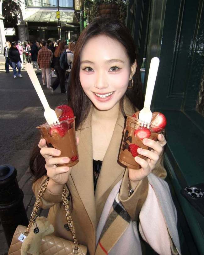 小S二女儿日常照曝光 坐公园长椅上吃冰激凌好惬意