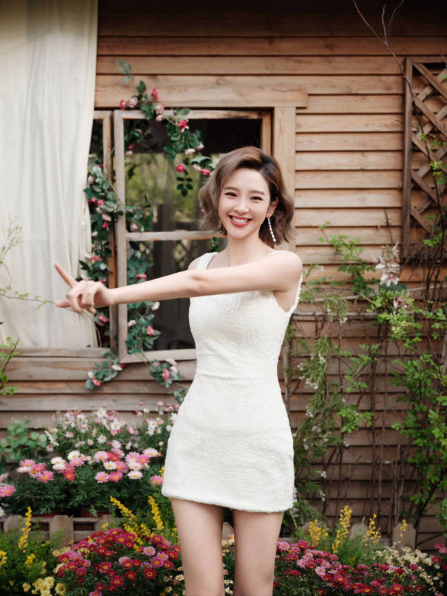 唐艺昕穿包臀短裙大秀美腿 身材火辣35岁状态超好