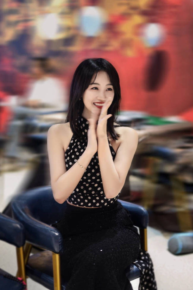 蓝盈莹生日与粉丝们聚会 穿波点挂脖吊带笑容甜美