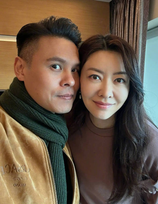 熊黛林晒照为俩女儿庆生 一家四口同框幸福美满