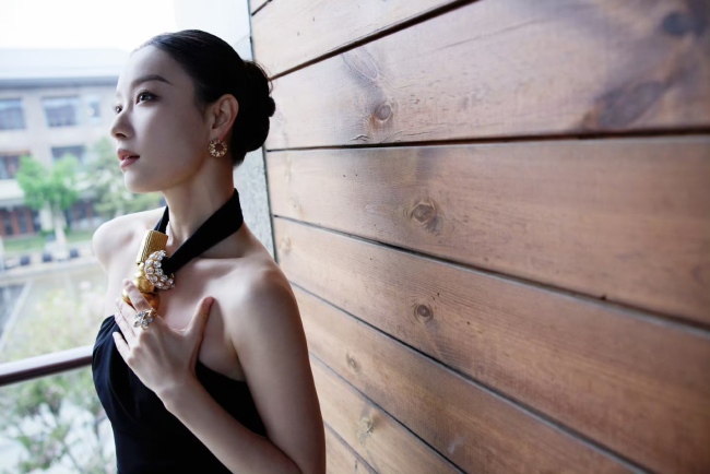 倪妮穿黑色挂脖裙摩登时尚 盘发而立姿态高贵妙曼