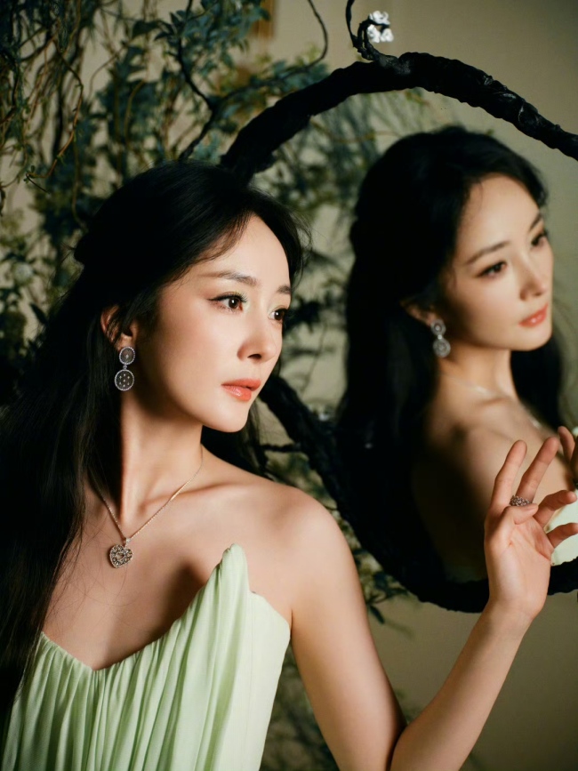 杨幂身着嫩绿开衩裙秒变森林女神 大方秀白皙美腿