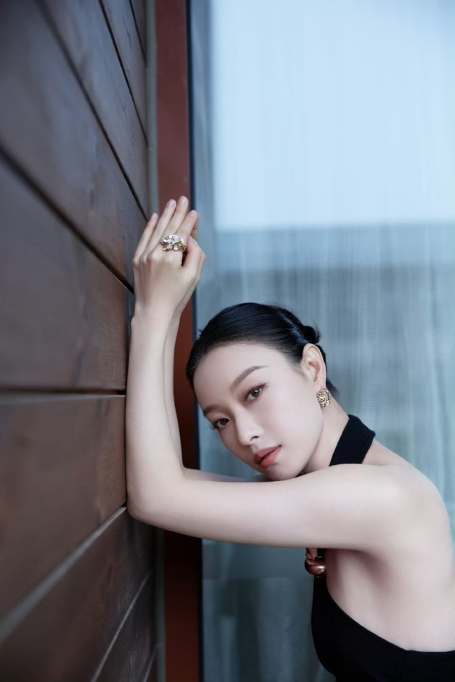 倪妮穿黑色挂脖裙摩登时尚 盘发而立姿态高贵妙曼