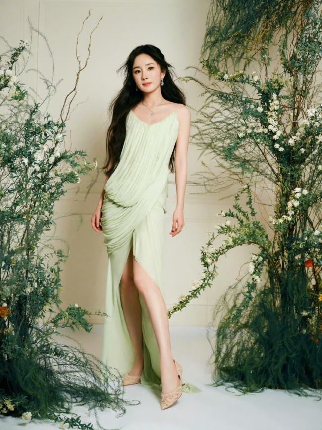 杨幂身着嫩绿开衩裙秒变森林女神 大方秀白皙美腿