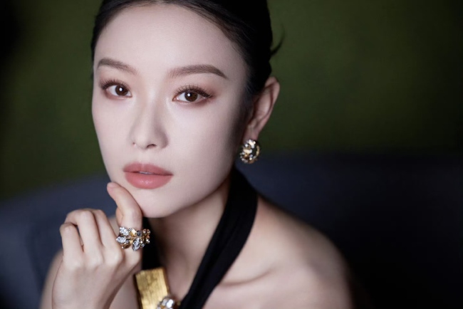 倪妮穿黑色挂脖裙摩登时尚 盘发而立姿态高贵妙曼