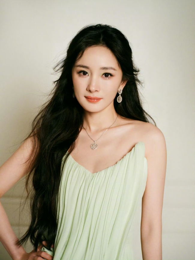 杨幂身着嫩绿开衩裙秒变森林女神 大方秀白皙美腿