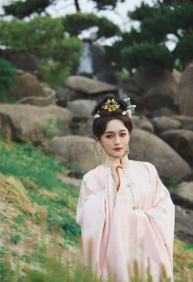 何泓姗穿粉色古风长裙温柔优雅 盘发簪花甜美明媚