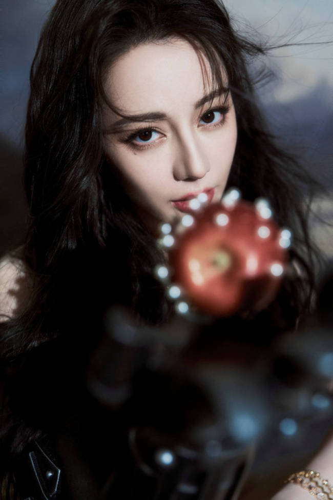 迪丽热巴穿纱裙美如油画 低眉抚琴神秘又性感