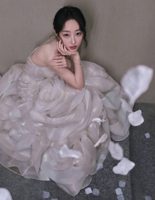 蒋梦婕穿白色裙尽显骨感美 双眸明亮如星精致高贵