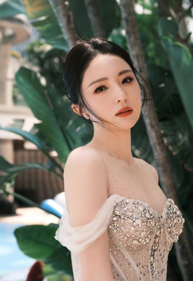 董璇泳池旁喝椰子水好惬意 穿优雅礼裙身姿曼妙