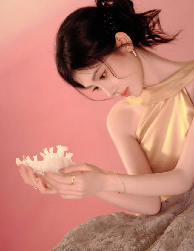 鞠婧祎变身海上神女 手持海螺目光纯净