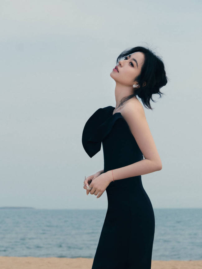 周雨彤修身长裙身材纤细窈窕 回眸甜笑宛如黑天鹅