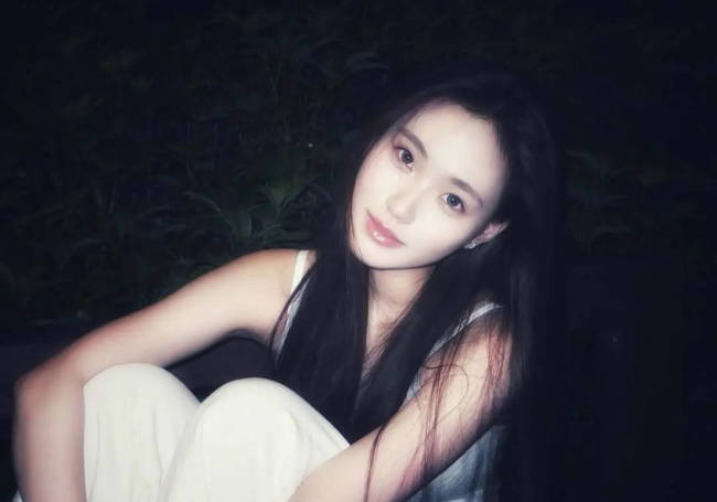 小S二女儿晒胶片风随拍照 对镜甜笑文艺范十足