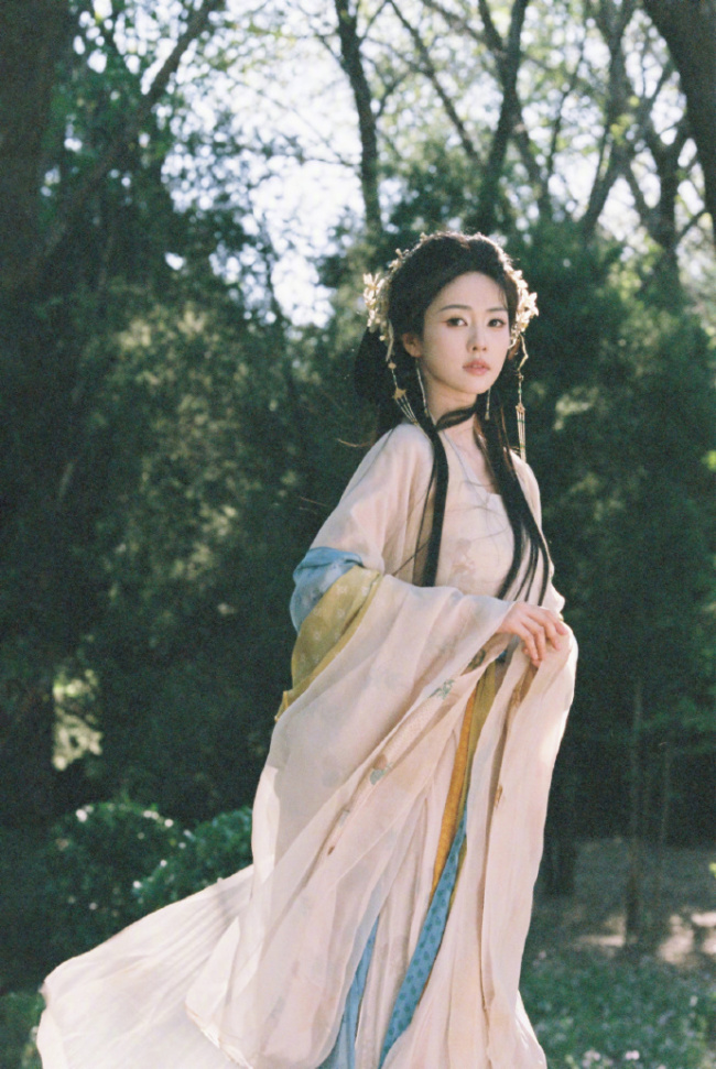 白鹿粉色古装芬芳夺目 阳光下赏花明媚多彩