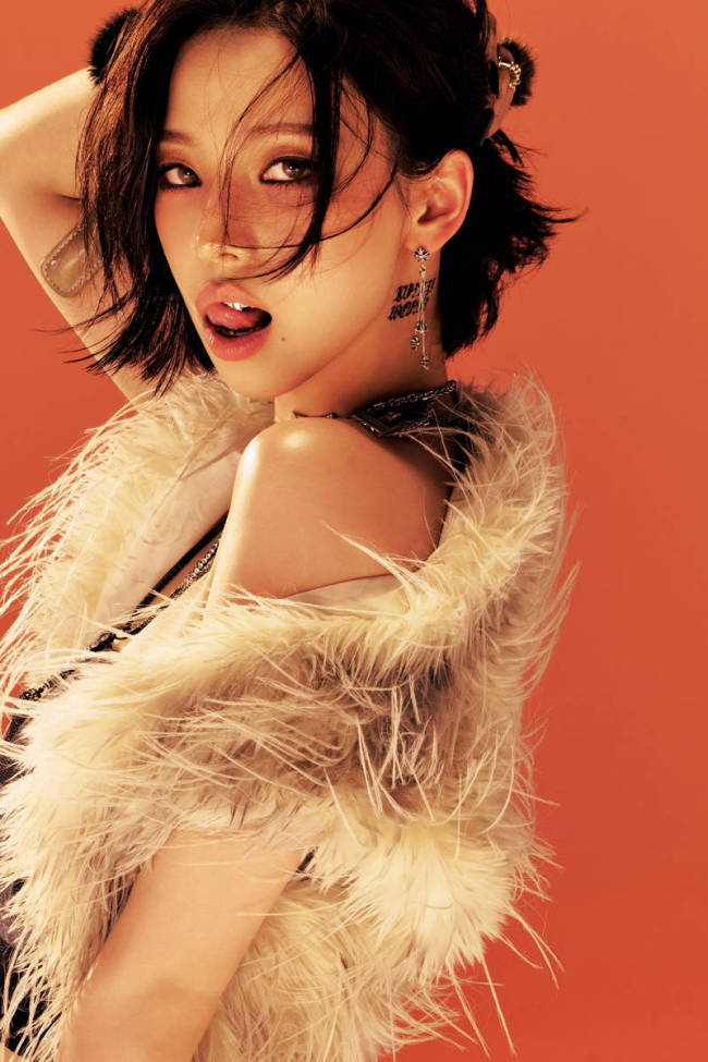 柳智敏热裤湿发性感火辣 化身妩媚女郎秀身材曲线