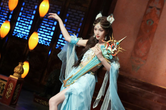 吴宣仪变身俏皮小狐妖 媚眼如丝眼神灵动