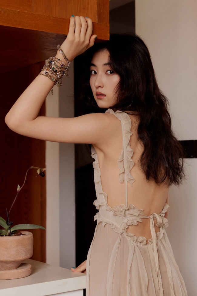 张子枫穿裸色裙气质在线！宛如油画少女