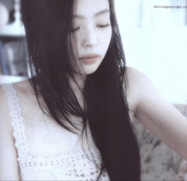 Jennie身穿小吊带纯欲十足 小露蛮腰身材傲人