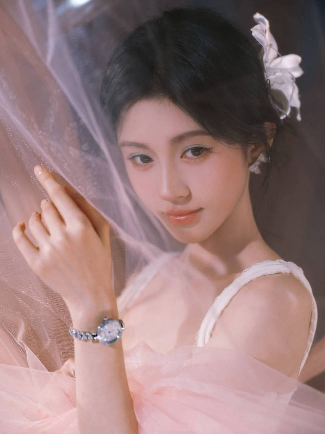 鞠婧祎穿白裙身材窈窕优雅明媚 轻纱遮面楚楚动人