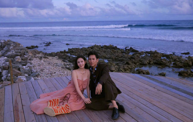 秋瓷炫与老公去马尔代夫看海！夫妻俩合影好浪漫