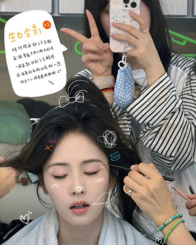 白鹿穿青色古装仙气飘飘 对镜自拍嘟嘴好萌