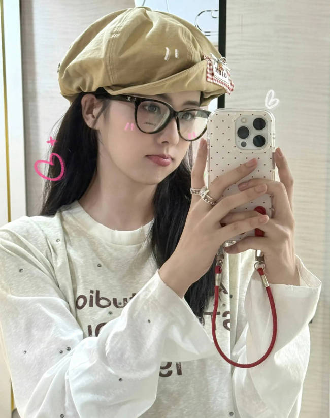 白鹿穿青色古装仙气飘飘 对镜自拍嘟嘴好萌