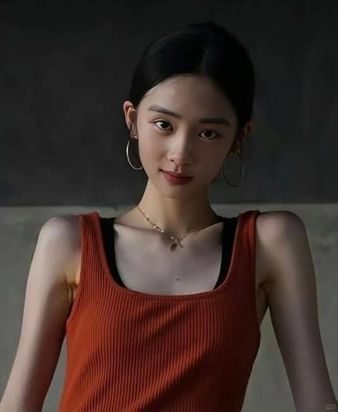 黄磊女儿黄多多机场路透，被赞星二代里星味最强，多部作品将播出