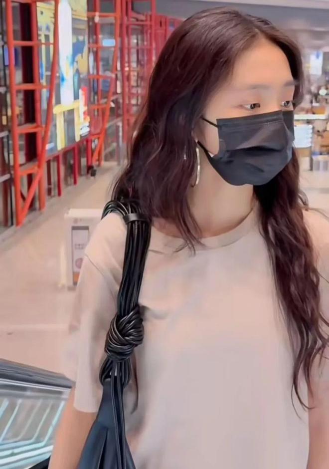 黄磊女儿黄多多机场路透，被赞星二代里星味最强，多部作品将播出