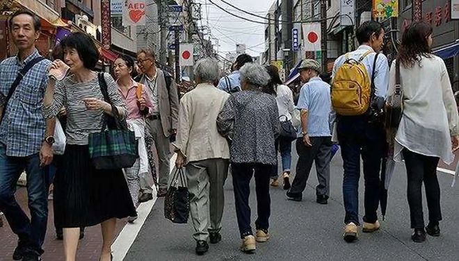 日本人口骤降去年减少逾90万人创史上最大跌幅