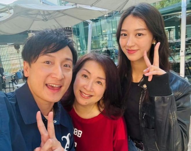 恭喜！45岁香港男星勇夺世锦赛游泳金牌！太太怀上女儿堪称双喜临门