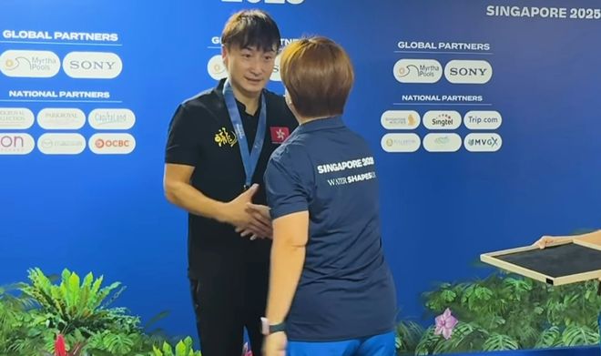 恭喜！45岁香港男星勇夺世锦赛游泳金牌！太太怀上女儿堪称双喜临门