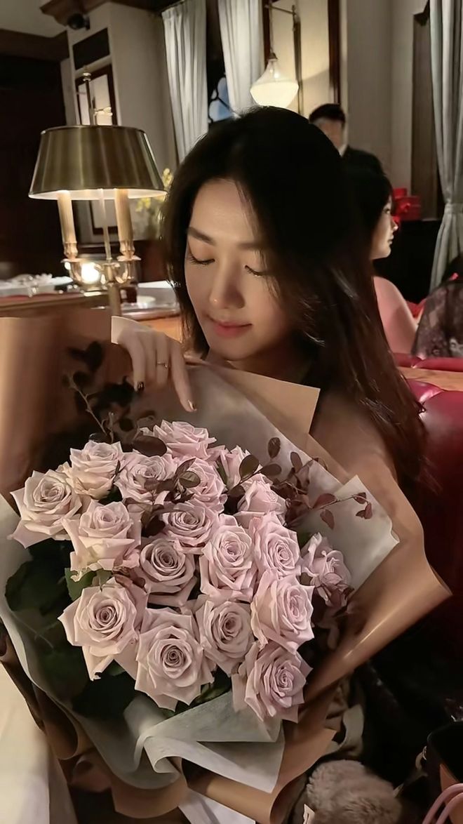 TVB视帝太太汤洛雯为妹妹庆生！28岁中大法律系毕业，身材性感过家姐！
