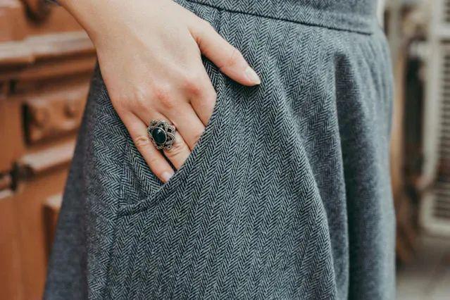 中国女刺客？她用「防痴汉戒指」刺伤日本人，按一下弹出6mm小刀