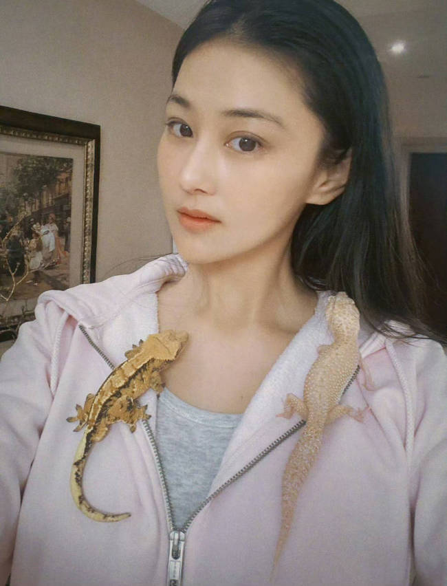 张馨予洗完澡被壁虎吓得落荒而逃！曝光浴室照