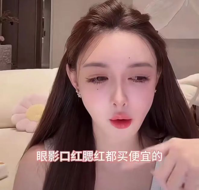 叶珂直播时称自己要节约，为了孩子做打算，被质疑是在暗讽黄晓明