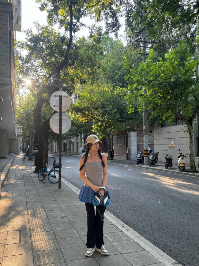 虞书欣晒街头随拍美照！与朋友约会聚餐笑容明媚
