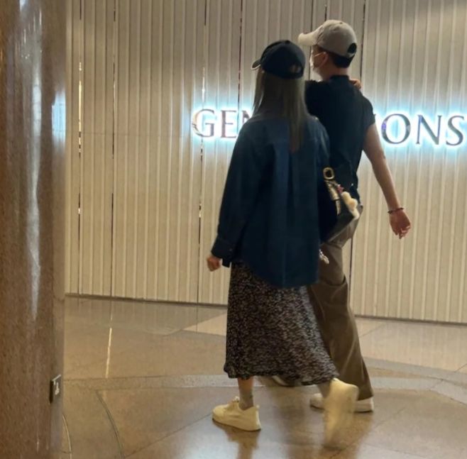TVB港姐小花凭恋综圈粉！网友偶遇大赞真人超美！网民不值选港姐竟没晋级