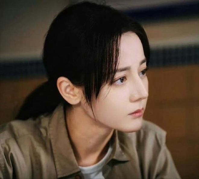迪丽热巴时隔605天红毯首秀，W盛典惊艳亮相，新剧中状态有点显老
