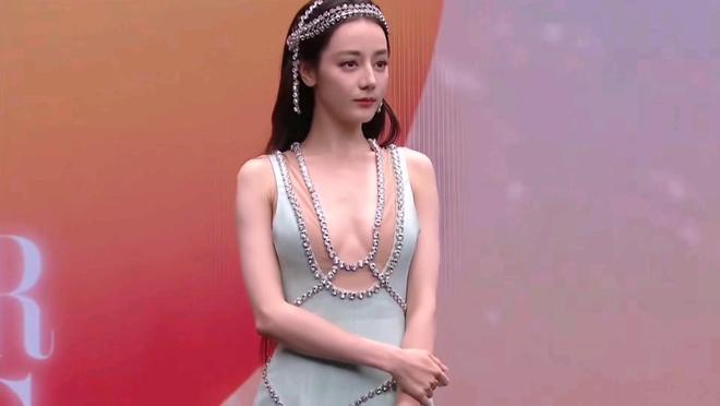 迪丽热巴时隔605天红毯首秀，W盛典惊艳亮相，新剧中状态有点显老