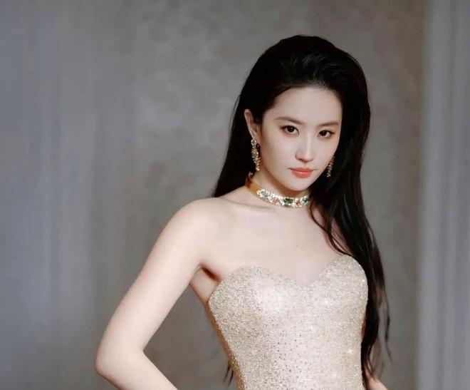 vogue被曝九月刊封面，可能会打造女星群封，疑似刘亦菲拿下主C位