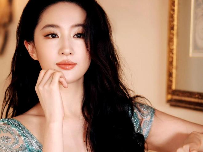 vogue被曝九月刊封面，可能会打造女星群封，疑似刘亦菲拿下主C位